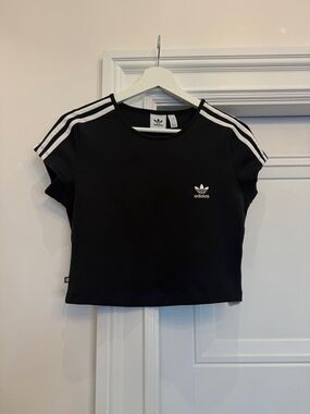 Adidas Spandex cropped tee medium 
17” armpit to armpit 
16.5” length